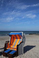 Knallbunter Strandkorb in Hohwachter Bucht, Ostsee