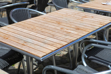 Tisch im Straßencafe