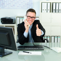 erfolgreicher geschäftsmann am telefon