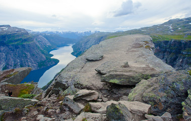 Fototapeta premium A vibrant picture of the mountain route to famous norwegian hiki