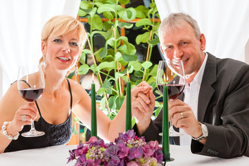 Reifes Paar schickes Abendessen