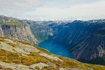 Fototapeta na wymiar A vibrant picture of the mountain route to famous norwegian hiki