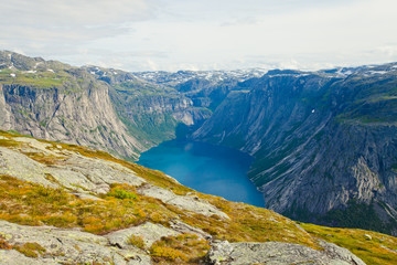 Fototapeta na wymiar A vibrant picture of the mountain route to famous norwegian hiki