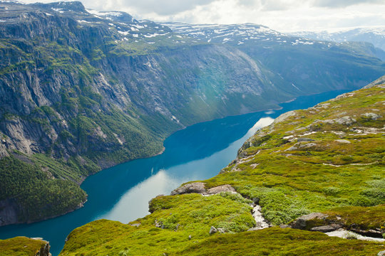 A vibrant picture of the mountain route to famous norwegian hiki