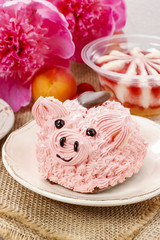 Kids party: cute pink piglet cake and stunning peonies