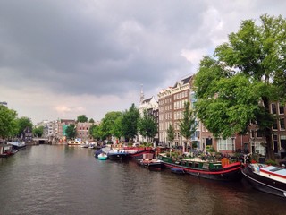 Fototapeta na wymiar Gracht und Häuser in Amsterdam