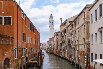 Fototapeta na wymiar Krzywa wieża w San Giorgio dei Greci nad kanałem w Wenecji
