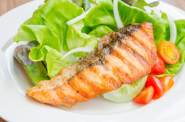 Grill salmon salad
