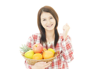 フルーツを持つ笑顔の女性
