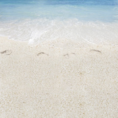 traces de pas sur plage de sable blanc, Seychelles