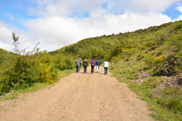 familia de excursion caminando por el monte