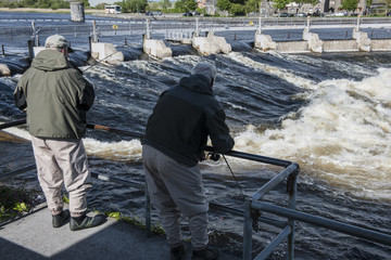 Fischer am Stauwehr des Flusses 