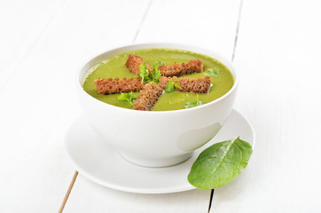 Spinach soup with dried crusts
