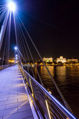 Obraz premium Golden Jubilee Footbridge London at Night