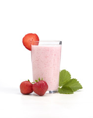 Erdbeer smoothie mit frischen Früchten