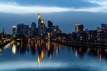 Fototapeta na wymiar Skyline von Frankfurt bei Nacht