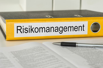 Aktenordner mit der Beschriftung Risikomanagement