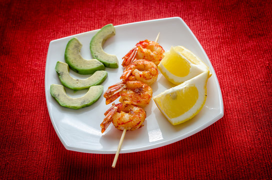 Shrimps skewers with avocado and lemon slices - Powered by Adobe