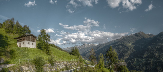 H&uuml;tte in den Alpen Panorama in HDR