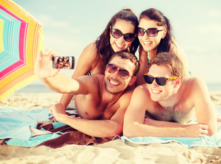 Obraz premium group of people taking picture with smartphone