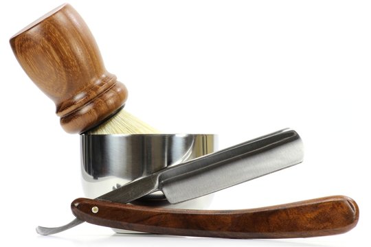 Utensilien f&uuml;r eine klassische Nassrasur isoliert auf wei&szlig;em Hintergrund	