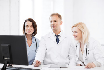 Obraz premium doctors looking at computer on meeting