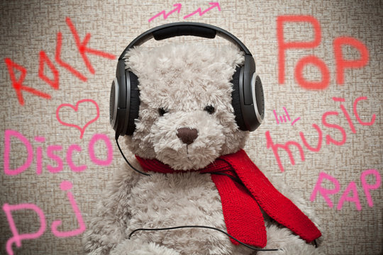 Bear music fan listens to music on headphones