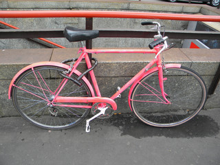 Fototapeta na wymiar old pink bicycle