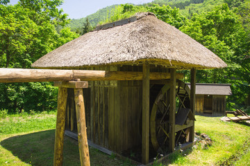 Fototapeta na wymiar 水車小屋