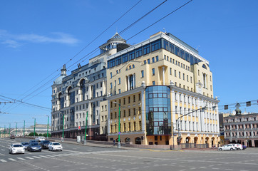 Fototapeta na wymiar Москва, офисное здание у съезда с Большого Москворецкого моста