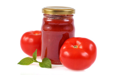 Pot de sauce tomate et basilic frais