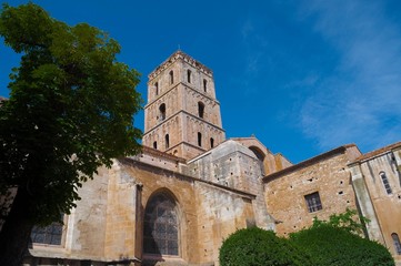 Fototapeta na wymiar Romańska dzwonnica i klasztor św Trofim, Arles