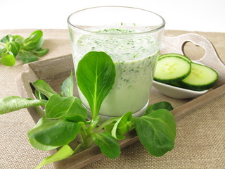 Grüner Smoothie mit Feldsalat und Gurke