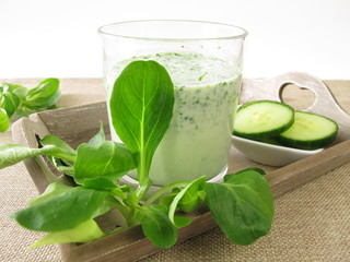 Grüner Smoothie mit Feldsalat und Gurke