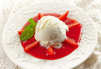 Strawberry soup with Ice cream