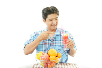 ジュースを飲む笑顔の男性