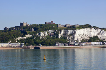 Fototapeta na wymiar Castle, white cliffs and beach of Dover