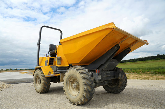 Vorderkipper oder Muli auf der Baustelle