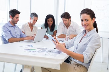 Fototapeta premium Ładna kobieta za pomocą urządzenia typu tablet w spotkaniu biznesowym