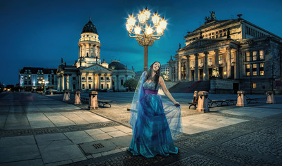 Schöne Frau in Abendgarderobe in Berlin
