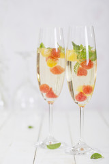 Sektcocktail mit Melone und Minze