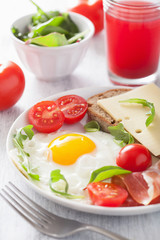 fried egg ham tomatoes for healthy breakfast