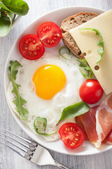 fried egg ham tomatoes for healthy breakfast