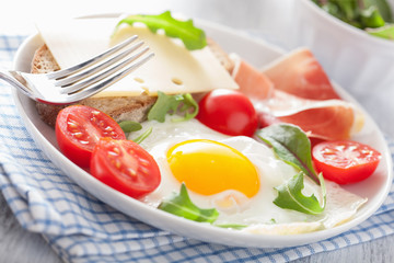 fried egg ham tomatoes for healthy breakfast