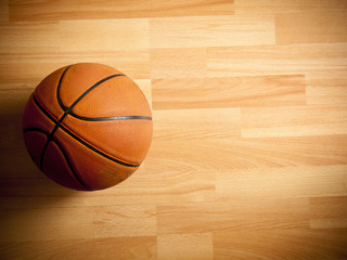 Službena narančasta lopta na košarkaškom terenu od tvrdog drva