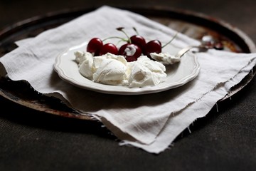 Мороженое с черешней