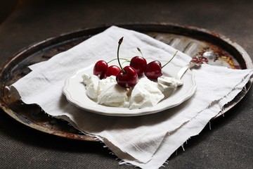 Мороженое с черешней