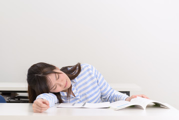 勉強に疲れた学生