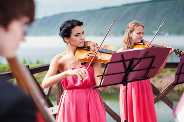 Girls plays violin