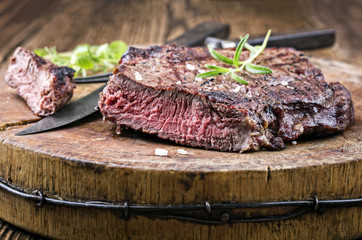 Steak auf altem Schneidebrett